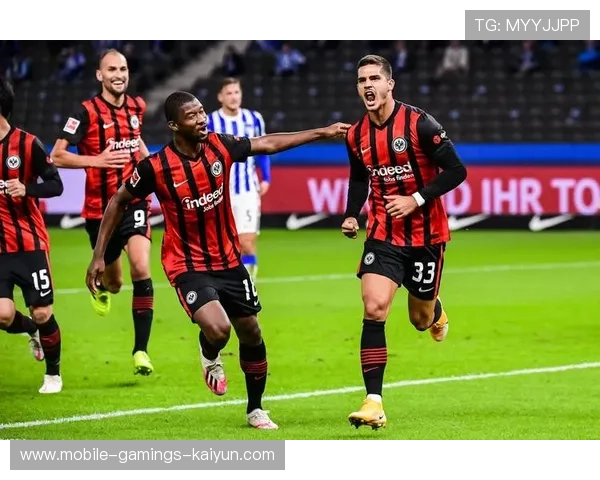 阿贾克斯锋线在比赛中持续冲击对手禁区