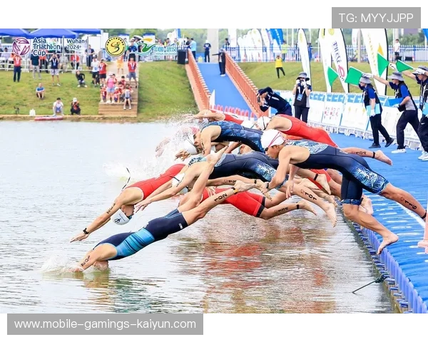 铁人三项选手游泳环节强势领先 铁人三项选手游泳环节强势领先